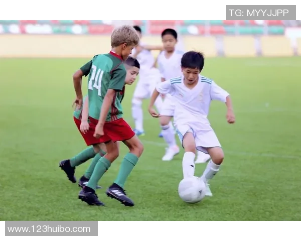 绿茵传奇：从草根到巅峰的足球梦想之旅